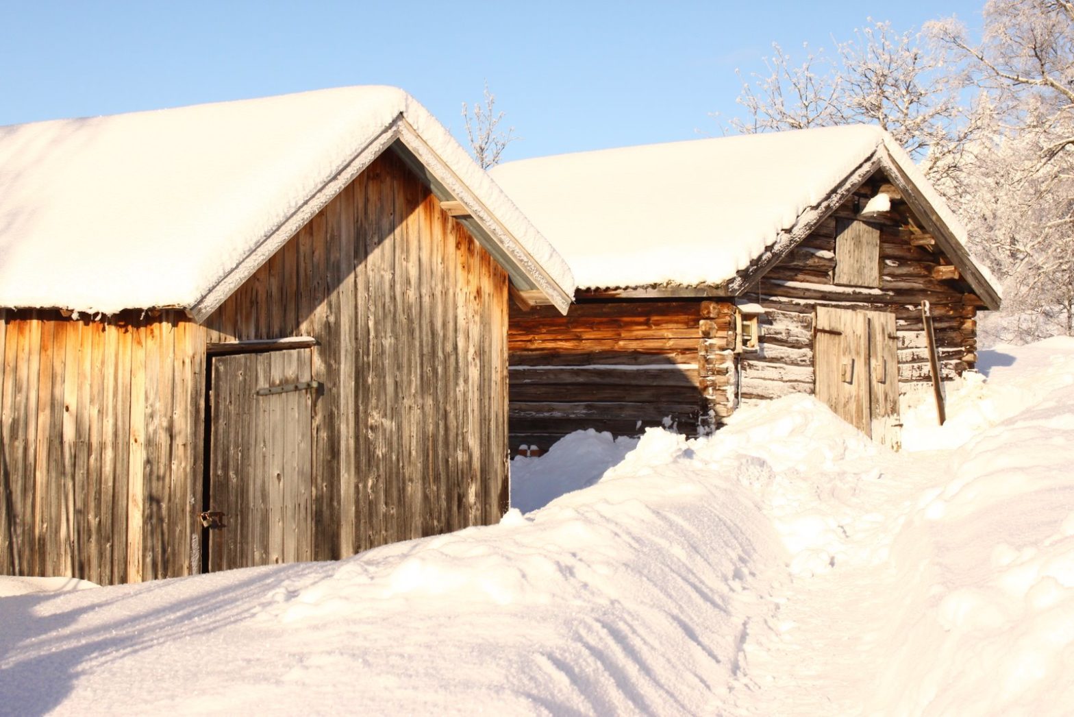 Två snötäckta hus