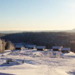 Utsikt över stugor i Mattilamäki på vintern
