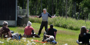 En man håller en kurs utomhus